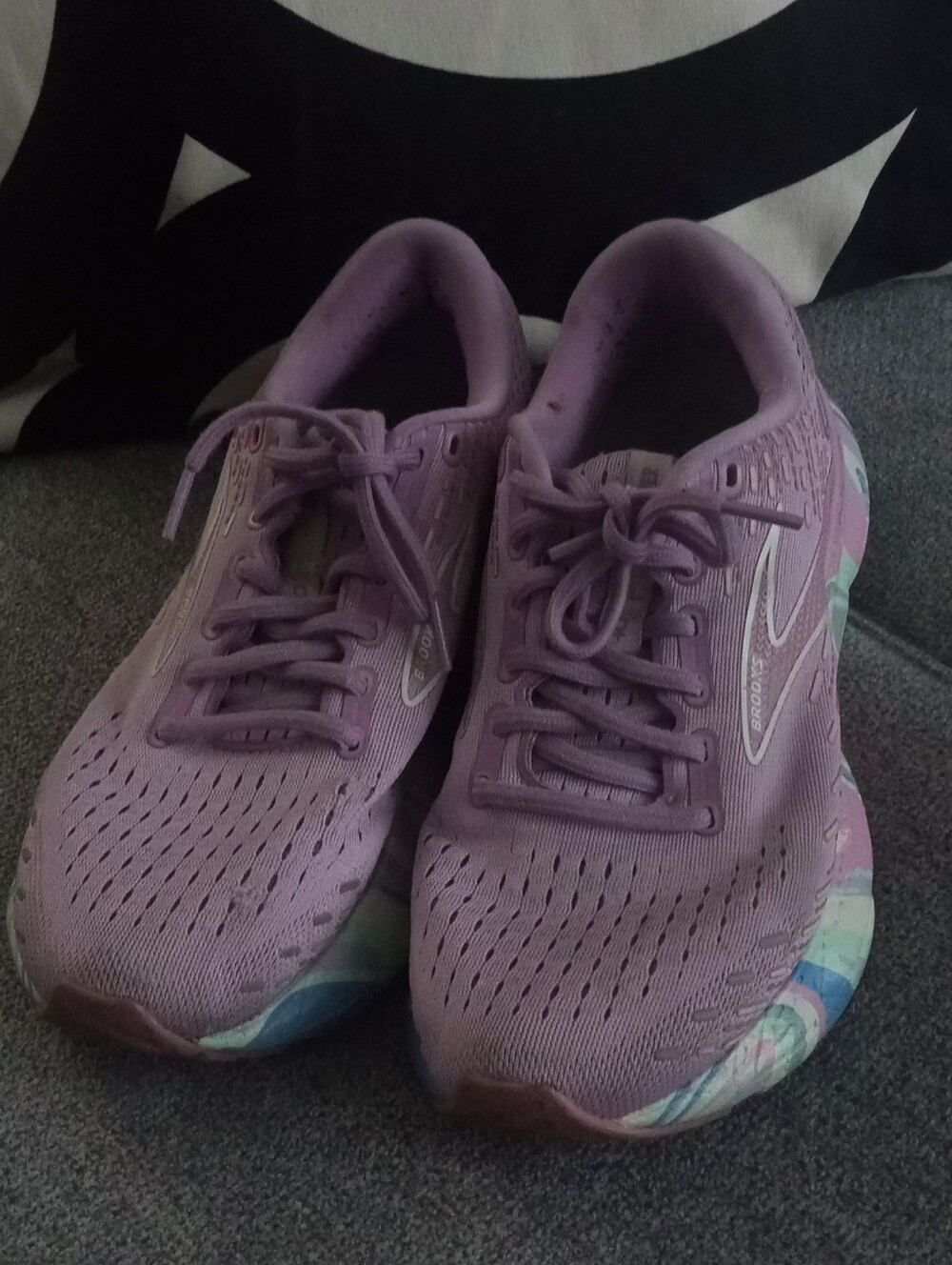 Brooks Lavender Women’s Athletic Shoes with Pastel Multicolor Midsole Size 9